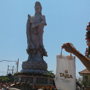 Patung Dewi Kwan Im di Vihara Satya Dharma Benoa Bali